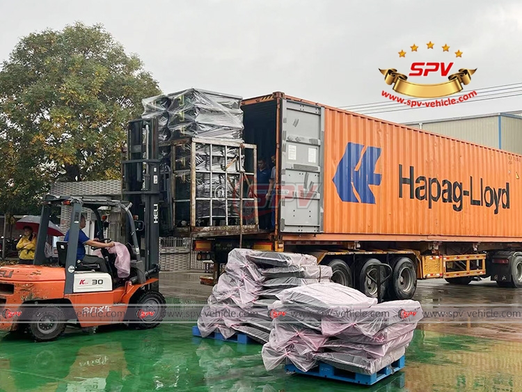Some Plastic Trash Cans(660L) Are Laoding Into Container